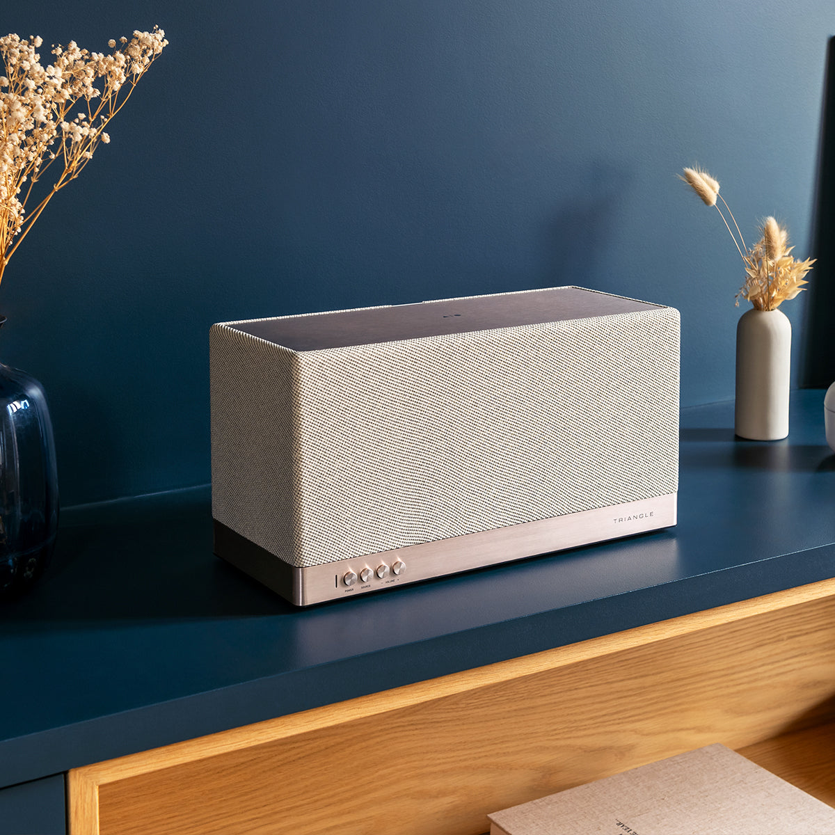 triangle-hifi-enceinte-aio3-enceinte-tout-en-un-bluetooth-wifi-AIO-greige-picture-lifestyle