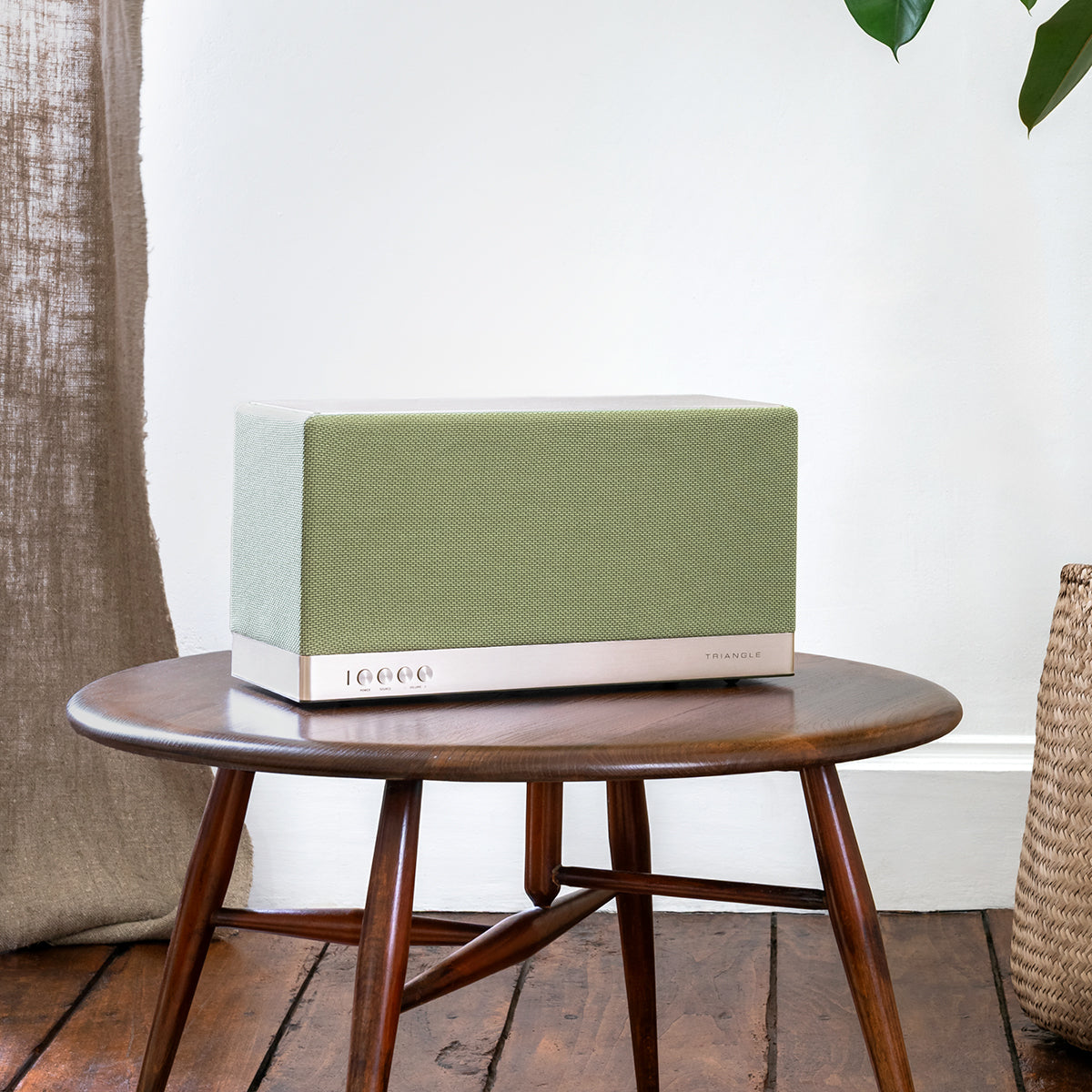 triangle-hifi-enceinte-aio3-enceinte-tout-en-un-bluetooth-wifi-AIO-vert-sauge-picture-lifestyle